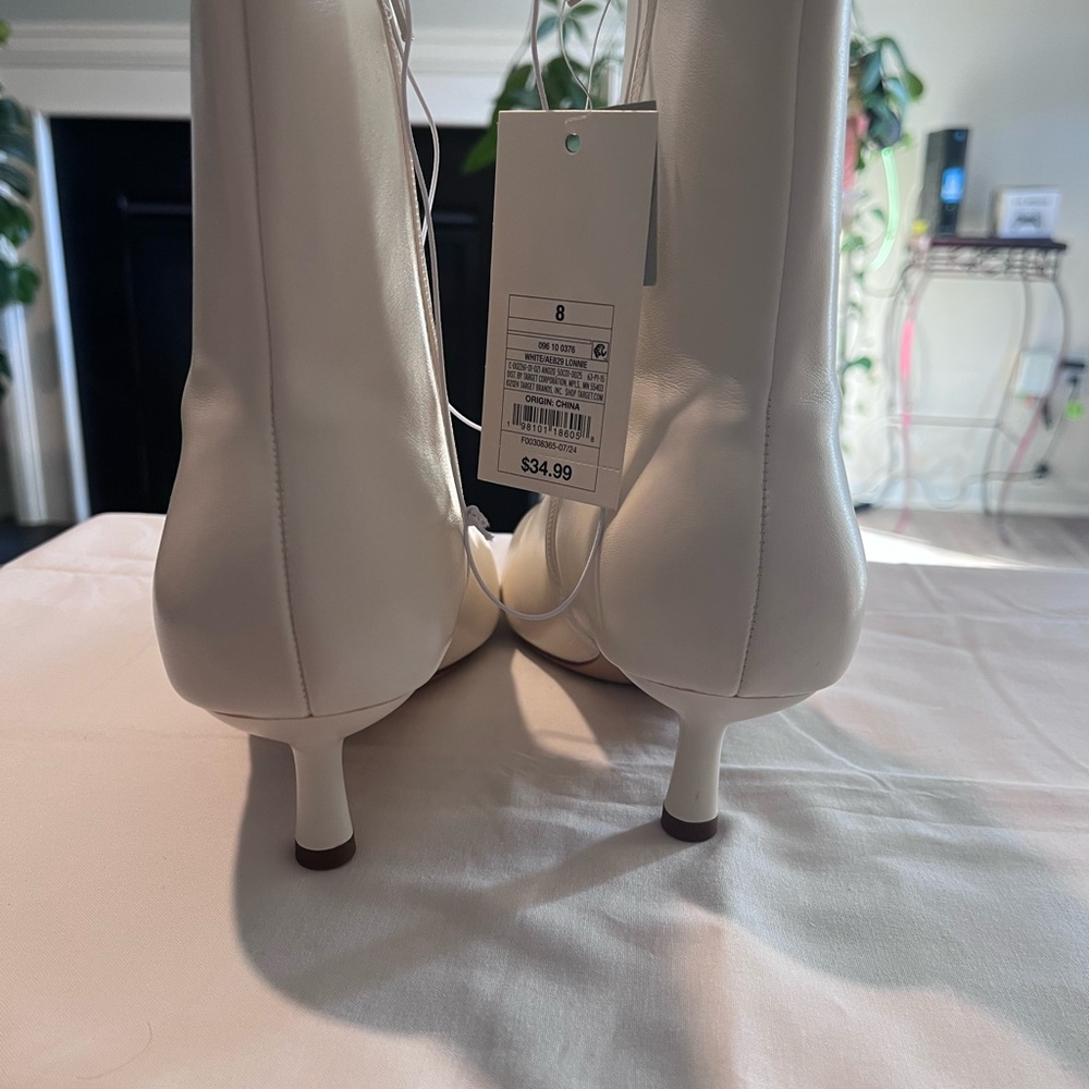 Elegant Cream Ankle Boots - Picture 3 of 8
